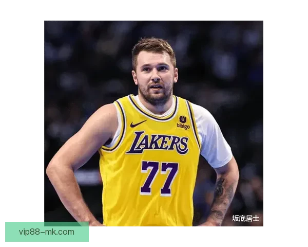 里夫斯谈客场之旅东契奇表现亮眼 布朗尼每天进步不走捷径