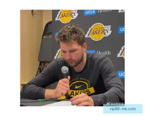 里夫斯谈客场之旅东契奇表现亮眼 布朗尼每天进步不走捷径